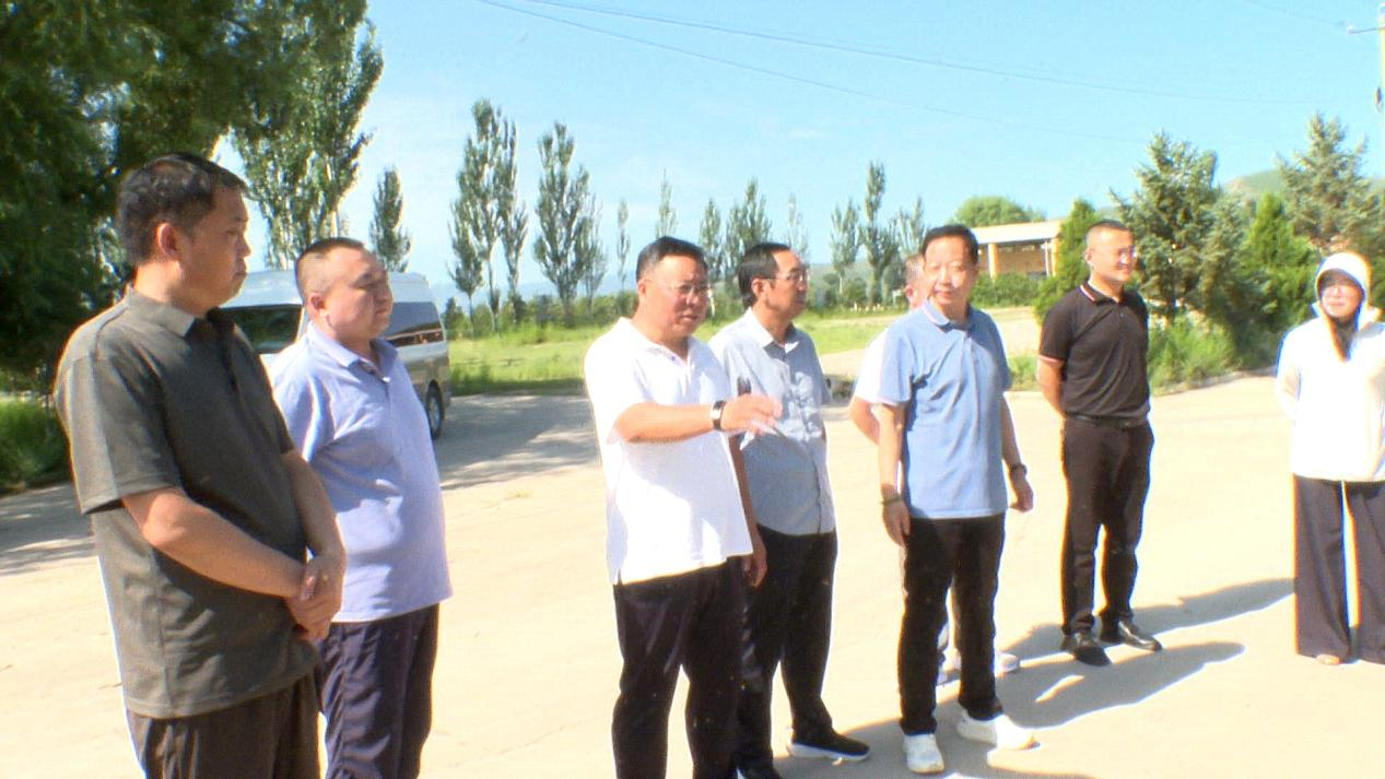 郭元带领县政协视察组视察我县垃圾分类与市容市貌提升工作
