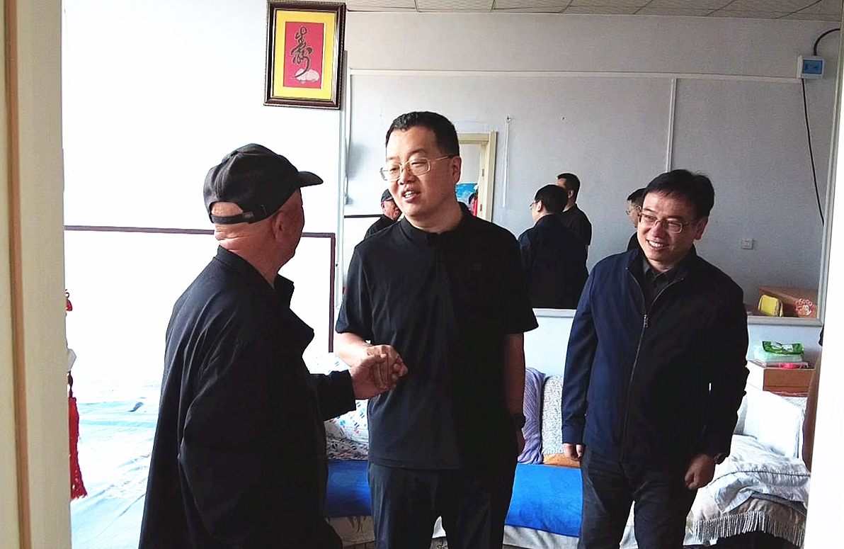 董雄伟“七一”之际走访慰问生活困难党员